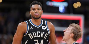 Ο Γιάννης Αντετοκούνμπο με συμπαίκτη του στους Μπακς