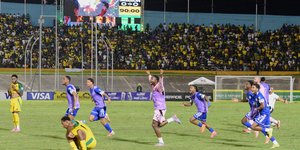 Οι παίκτες του Κουρασάο πανηγυρίζουν την πρόκρισή τους, για πρώτη φορά στην ιστορία της χώρας στο Παγκόσμιο Κύπελλο