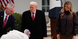 Ο Τραμπ τήρησε το έθιμο με τις γαλοπούλες