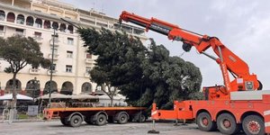 Το χριστουγεννιάτικο δένδρο ύψους 18 μέτρων στην πλατεία Αριστοτέλους