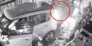 Η στιγμή που οι διαρρήκτες εισβάλουν στο κατάστημα