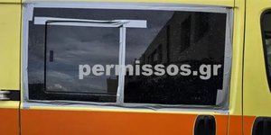 Το ασθενοφόρο του ΕΚΑΒ που έσπασαν Ρομά στη Θήβα