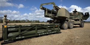 Αμερικανοί στρατιώτες φορτώνουν πυραύλους τύπου ATACMS