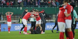 Οι παίκτες της Αυστρίας πανηγυρίζουν τη νίκη επί της Βοσνίας