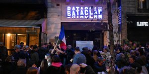 Κόσμος έξω από το Bataclan