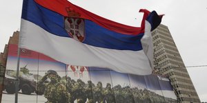 Σερβική σημαία με φόντο το βομβαρδισμένο από το NATO κτίριο του στρατού στο Βελιγράδι