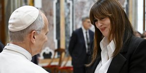 Η Μόνικα Μπελούτσι με τον Πάπα