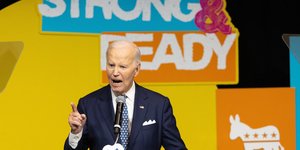 Ο πρώην πρόεδρος των ΗΠΑ Τζο Μπάιντεν μιλάει στην εκδήλωση Ben Nelson Gala την Παρασκευή, 7 Νοεμβρίου 2025, στο Όμαχα της Νεμπράσκα /