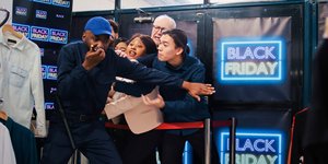Κόσμος στριμώχνεται για τις πολυπόθητες προσφορές της Black Friday