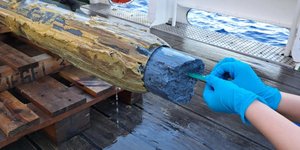 Συμπαγές μπλε υλικό βρήκαν σε μεγάλος βάθος επιστήμονες