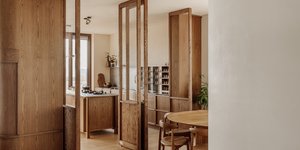 Ξύλινες πόρτες κουζινα τραπέζι διαμέρισμα Παπάγου