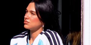 Η τραγουδίστρια που έβαλε... φωτιά στο «Μπομπονέρα» για το Μπόκα Τζούνιορς - Ρίβερ Πλέιτ [βίντεο]