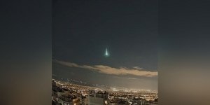 Μετέωρο έγινε ορατό το βράδυ της Πέμπτης: Δείτε την στιγμή που η «βολίδα» σκίζει τον αττικό ουρανό