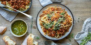 Μπολονέζ με λουκάνικο και πέστο / Φωτογραφία: Unsplash