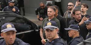 Ο Ζαϊχ Μπολσονάρου περιτριγυρισμένος από αστυνομικούς