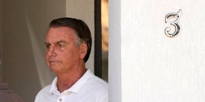 Ο Μπολσονάρου είπε ότι προσπάθησε να ανοίξει το ηλεκτρονικό βραχιολάκι από... «περιέργεια»	