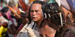 Μέλος των εθνών Akimel O'Odham και Hopi σε διαμαρτυρία για το κλίμα κατά τη διάρκεια της Συνόδου Κορυφής για το Κλίμα COP30 του ΟΗΕ, το Σάββατο 15 Νοεμβρίου 2025, στο Μπελέμ της Βραζιλίας