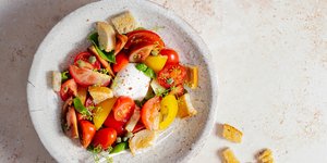 Burrata με ντοματίνια / Φωτογραφία: Unsplash