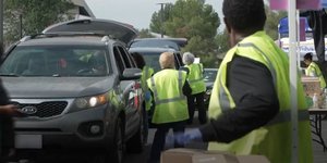 Μεγάλες ουρές στην Καλιφόρνια για δωρεάν τρόφιμα