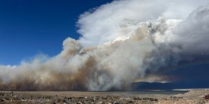 ΗΠΑ: Πυρκαγιά που καταπίνει χιλιάδες στρέμματα και σφοδρές καταιγίδες σφυροκοπούν την Καλιφόρνια