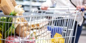 Αν υπάρχει ένα αντικείμενο που κουβαλά στην πλάτη του όλη τη σύγχρονη καταναλωτική μας ψυχολογία, αυτό δεν είναι το κινητό ούτε το λάπτοπ, αλλά κάτι πολύ πιο ταπεινό: το καρότσι του σούπερ μάρκετ / SHUTTERSTOCK