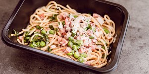 Γεύμα σε πλαστικό πιάτο που λανσάρεται ως καρμπονάρα 