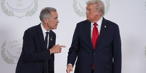 O Καναδός πρωθυπουργός Μαρκ Κάρνεϊ και ο Αμερικανός πρόεδρος Ντόναλντ Τραμπ