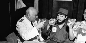 O Φιντέλ Κάστρο σε τραπέζι