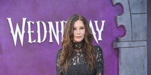 Στα 56 της, η Κάθριν Ζέτα Τζόουνς κλέβει την παράσταση με μαύρο δαντελένιο μίνι φόρεμα