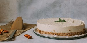 Cheesecake με κρέμα βανίλιας και βάση αμυγδάλου / Φωτογραφία: Unsplash