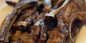 Μόλις 1,5 ώρα από την Αθήνα: Το χωριό με το μεσαιωνικό κάστρο και την ταβέρνα με τα πιο λαχταριστά κρέατα