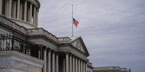 Η αμερικανική σημαία κυματίζει μεσίστια έξω από το Καπιτώλιο των ΗΠΑ, την Τρίτη 18 Νοεμβρίου 2025, στην Ουάσιγκτον