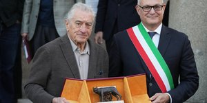 Ο Ρόμπερτ ντε Νίρο παραλαμβάνει από τον δήμαρχο της Ρώμης το βραβείο «Λύκαινα του Καπιτωλίου» 