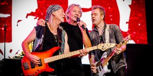 Ο εμβληματικός τραγουδιστής των Deep Purple Ίαν Γκίλαν με τον μπασίστα Ρότζερ Γκλόβερ και τον πιο νέο στο συγκρότημα κιθαρίστα Σάιμον ΜακΜπράιτ 