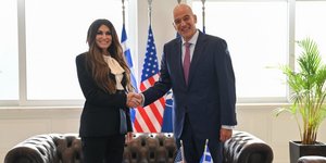 Συνάντηση Νίκου Δένδια με Κίμπερλι Γκίλφοϊλ στο υπουργείο Εθνικής Άμυνας / Χ