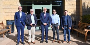 Ο Νίκος Δένδιας με καθηγητές στο πανεπιστήμιο του Stanford, στις ΗΠΑ 