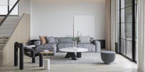 Πρέπει τα έπιπλα να ακουμπούν στον τοίχο; Τι λένε πραγματικά οι interior designers