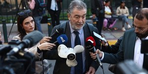 Ο Κώστας Παπαδάκης, ένας εκ των δικηγόρων της οικογένειας Βαλυράκη με την προπέλα του σκάφους 