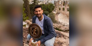 Ο Νόβακ Τζόκοβιτς με φόντο το Ηρώδειο, κρατώντας το τρόπαιο από την Αθήνα