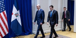 Ο Υπουργός Εξωτερικών των ΗΠΑ, Μάρκο Ρούμπιο, δεξιά, με τον Πρόεδρο της Δομινικανής Δημοκρατίας, Λουίς Αμπιντάερ 