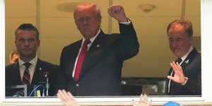 Ο πρόεδρος των ΗΠΑ, Ντόναλντ Τραμπ στο θεωρείο του γηπέδου των Washington Commanders στην Ουάσιγκτον