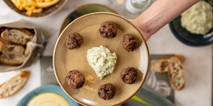 Τα περίφημα κεφτεδάκια του Χριστόφορου Πέσκια στο Dopios στη Γλυφάδα