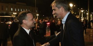 Θερμή χειραψία Δούκα, Μπακογιάννη 