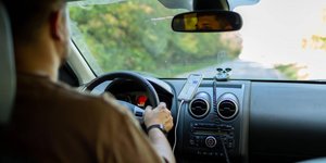 Γιατί είναι λάθος να φορτίζω το κινητό στο αυτοκίνητο -Τι λένε οι ειδικοί