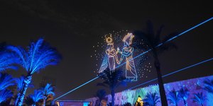 Μια εικόνα που δημιουργήθηκε από drones φωτίζει τον ουρανό πάνω από το Μεγάλο Αιγυπτιακό Μουσείο κατά τη διάρκεια της επίσημης έναρξης λειτουργίας του στη Γκίζα