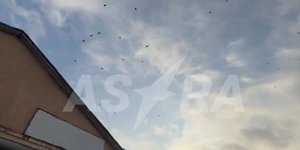 Πουλιά πετούν μακριά καθώς ακούγονται εκρήξεις στον ουρανό του Βνούκοβο, στη Ρωσία