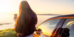 Εφηβη έξω από αυτοκίνητο