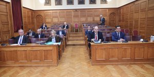 Οι συμμετέχοντες βουλευτές στην εξεταστική επιτροπή για την υπόθεση του ΟΠΕΚΕΠΕ