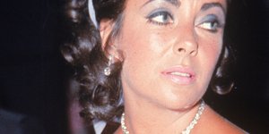 Η Ελίζαμπεθ Τέιλορ φορώντας το περιβόητα διαμάντι Taylor–Burton σε κολιέ