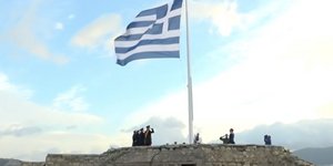 Η έπαρση της ελληνικής σημαίας για την Ημέρα των Ενόπλων Δυνάμεων